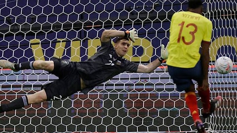 كولومبيا تطلب إيقاف حارس الأرجنتين قبل نهائي «كوبا أمريكا 2021»