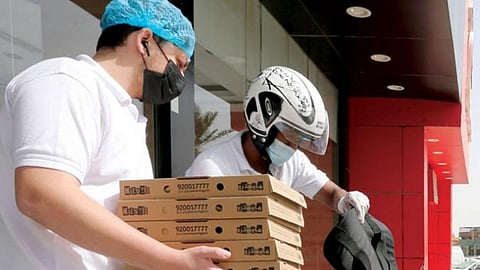 مسؤول: دخل مندوبي التوصيل قد يصل لـ10 آلاف ريال شهريًا