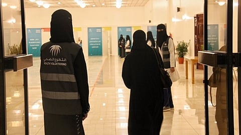 بالصور.. 15 متطوعاً ومتطوعة يعاونون الأطقم الطبية بمركز لقاحات كورونا بالبكيرية