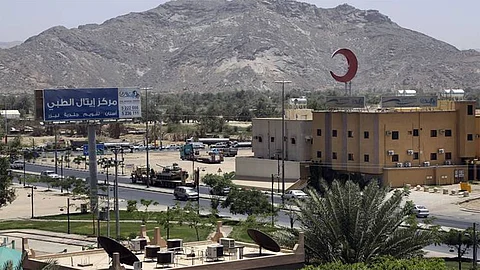 طقس الأحد.. سماء غائمة وأمطار رعدية وزخات بَرَد بعدة مناطق
