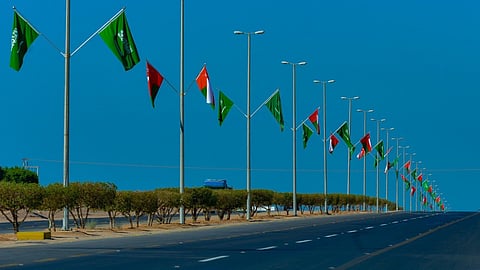 بالصور.. شوارع وميادين «نيوم» تتزين بالأعلام لاستقبال سلطان عمان