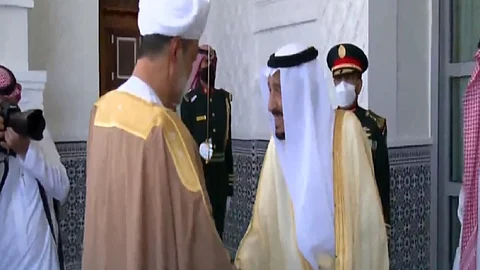 خادم الحرمين وسلطان عُمان يعقدان جلسة مباحثات رسمية بنيوم