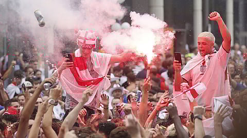 بالفيديو.. الجماهير تقتحم ملعب ويمبلي قبل نهائي «يورو 2020»