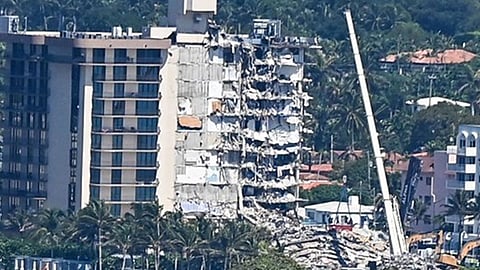 ارتفاع ضحايا مبنى فلوريدا المنهار إلى 90 قتيلًا