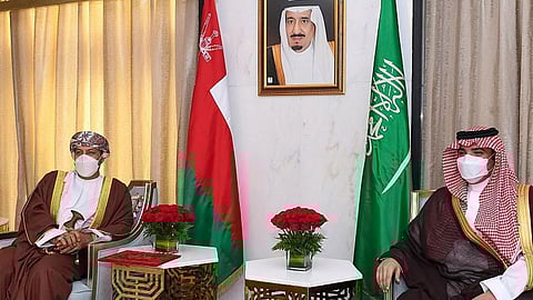 وزير الداخلية يبحث تعزيز التنسيق الأمني مع سلطنة عُمان