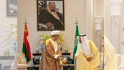 خادم الحرمين الشريفين يرحب بدعوة السلطان هيثم لزيارة عُمان