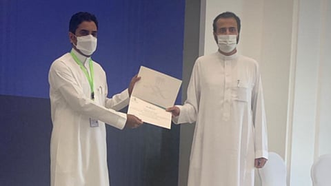 وزير الصحة يكرم «ناصر الصافي» لتميزه في مواجهة كورونا بحفر الباطن