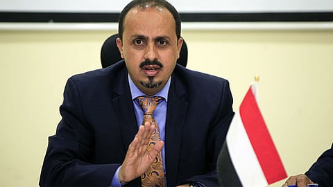 الإرياني: ميليشيا الحوثي تصوِّر مشاهد تمثيلية لعناصر القاعدة للتضليل بعلاقتهما