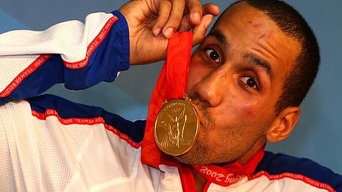 الملاكم البريطاني جيمس ديجيل يعلن سرقة ذهبية أولمبياد بيكين 2008