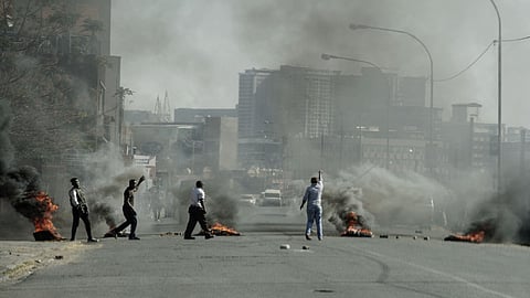 معارضون لحبس رئيس جنوب أفريقيا السابق ينهبون مصنع «إل جي»