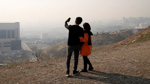 طهران تطلق تطبيق «مواعدة إسلامي» لتشجيع الشباب على الزواج