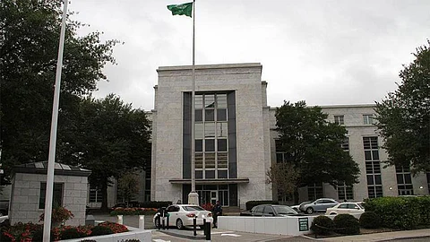 سفارة السعودية بواشنطن تحذر من «منتحلي صفة» موظفيها.. وتوجه 3 نصائح