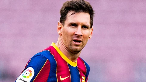 ميسي يقترب من التوقيع لبرشلونة ويوافق على تخفيض راتبه