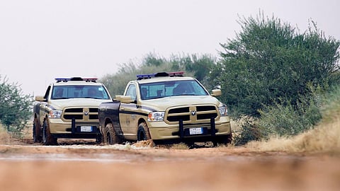 ضبط 7 مخالفين ينقلون الرمال ويجرفون التربة بجدة والطائف