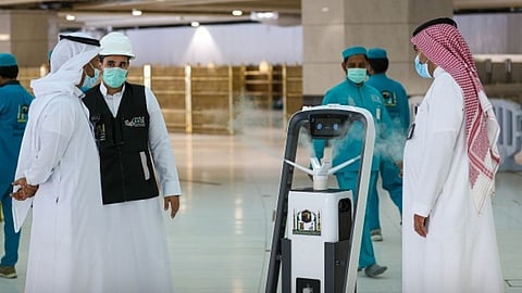حجاج بيت الله يؤدون مناسكهم بأحدث الوسائل التقنية