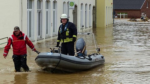 103 قتلى في فيضانات ألمانيا.. ميركل تقدِّم تعهدات.. وبايدن: مأساة