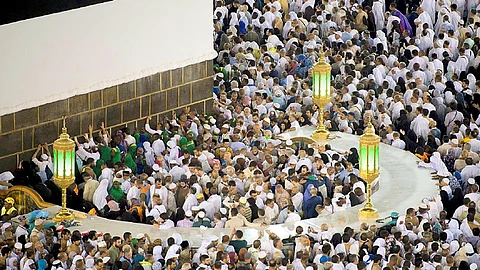 «حجر إسماعيل».. جزء من الكعبة اهتم به الخلفاء وجدده الملك فهد