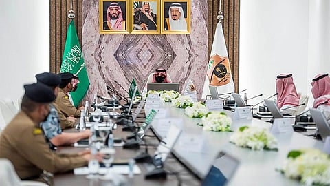 وزير الداخلية يقف على سير العمل بمركز القيادة في منى