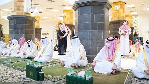 أمير مكة ونائبه يؤديان صلاة العيد بالمسجد الحرام
