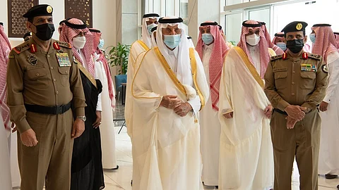 أمير مكة ونائبه يزوران مقر القيادة بـ«منى» ويطلعان على خطط أمن الحج