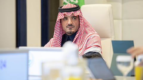 وزير الداخلية ينقل تهنئة خادم الحرمين وولي العهد لرجال الأمن