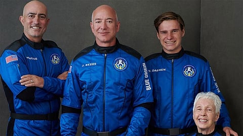 بالفيديو.. بيزوس يعود إلى الأرض بعد رحلة إلى «حافة الفضاء»