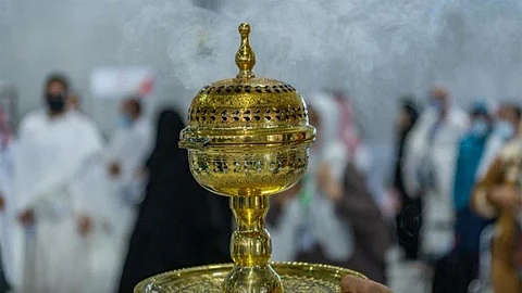 رائحة «العود الزاكي» تستقبل وفود الحجاج عند وصولهم للحرم المكي