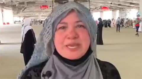 بالفيديو.. حاجة مصرية تفيض عيناها دمعًا: تمديد الإقامة سبب حجي