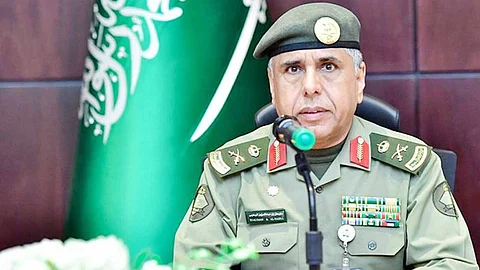 مدير عام الجوازات يزور المركز الوطني للعمليات الأمنية (911) بمكة