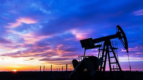 أسعار النفط تتجه لإنهاء تعاملات الأسبوع دون تغيير