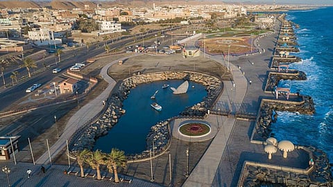 «لؤلؤة البحر الأحمر».. الوجهة الأمثل بكورنيشها المختلف وهدير أمواجها