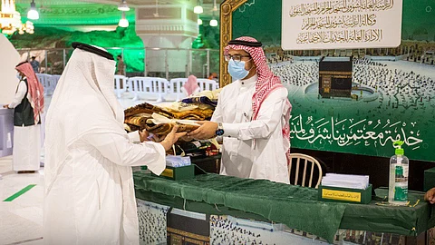 شؤون الحرمين توزع هدايا على الحجاج بعد إنهائهم طواف الوداع