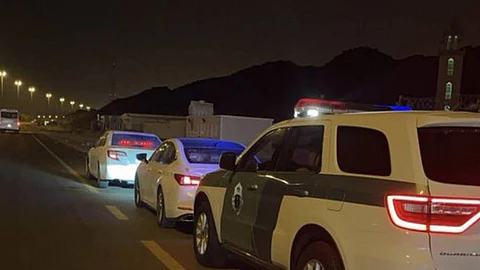 الإطاحة بقائد مركبة في مكة نشر مقاطع وهو يرتكب مخالفات مرورية