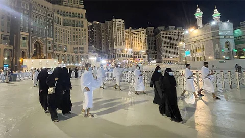 وصول أول أفواج المعتمرين للمسجد الحرام بعد انتهاء حج ١٤٤٢هـ