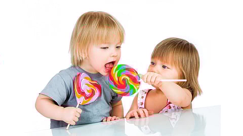 أطباء ألمان: زيادة تناول السكر في الطفولة تؤدي إلى السرطان