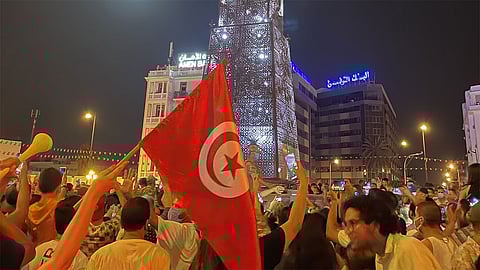 أنصار قيس سعيد يحتفلون في شوارع تونس واقتحام لمقار حزب النهضة