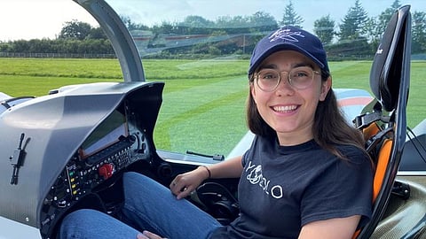 عمرها 19 عامًا.. أصغر امرأة تطير وحدها حول العالم