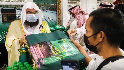 «السديس» يشارك في توزيع الهدايا على قاصدي المسجد الحرام