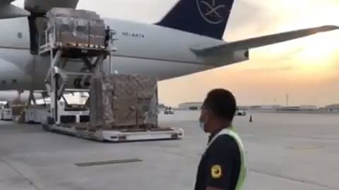 بالفيديو.. وصول طائرة المساعدات الثانية من الجسر الجوي السعودي إلى ماليزيا