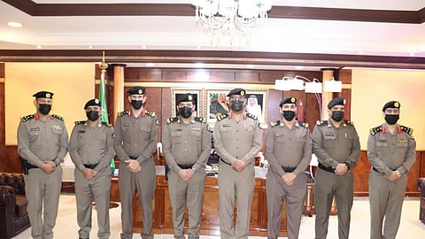 مدير شرطة تبوك يقلد عددًا من الضباط بمناسبة ترقيتهم