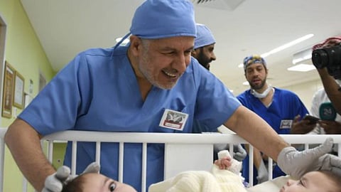المملكة تتوج ريادتها العالمية في فصل التوائم السيامية بالعملية الجراحية رقم 52