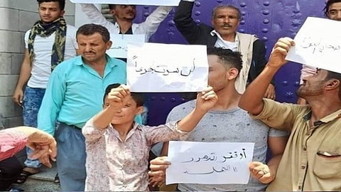 يمنيون يغلقون محلاتهم التجارية احتجاجًا على انهيار العملة المحلية