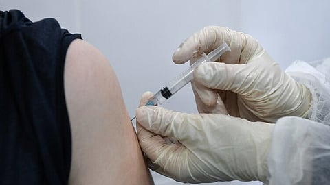 روسيا: لا آثار جانبية عند الجمع بين لقاحي «أسترازينيكا» و«سبوتنيك»