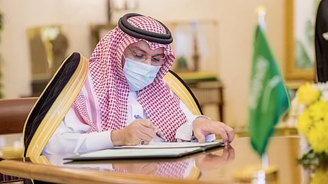 أمير القصيم يوجه الجهات الأمنية بتطبيق إجراءات كورونا بحزم