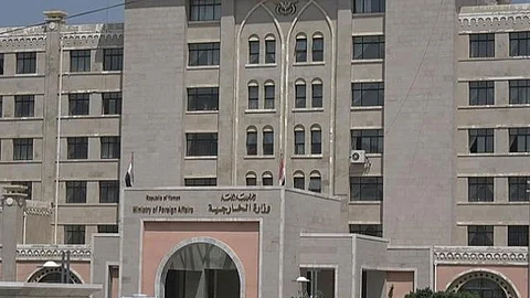 اليمن تندد بالهجوم الإرهابي الحوثي لاستهداف سفينة سعودية