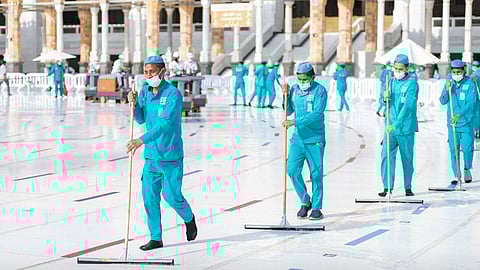 بالصور.. تطهير وتعقيم المسجد الحرام على مدار الساعة لاستقبال المعتمرين