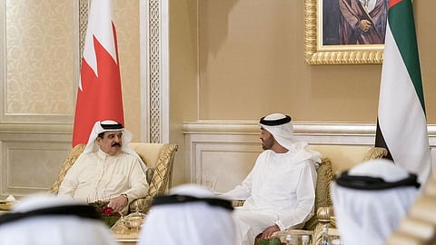 ملك البحرين للشيخ محمد بن زايد: ننسِّق لحماية الملاحة الدولية