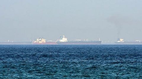 3 سفن تخرج عن السيطرة بخليج عمان.. وإيران تروج «مزاعم»