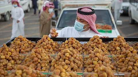 بالصور.. أمانة القصيم تقدم خدمات متعددة بمهرجان بريدة للتمور