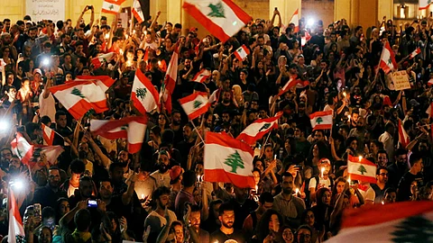 إصابة 84 لبنانيًّا في مواجهات بين متظاهرين وقوات الأمن في بيروت